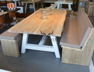 Unieke boomstam tafel van massief iepenhout, wit onderstel voor een moderne en strakke uitstraling