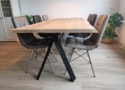 Eettafel met Scandinavische poot met afwerking StijlCoatings Texel. Andere afwerkingen zijn ook mogelijk.