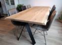 Eettafel met Scandinavische poot. De gesplitste staalstrip is zeer sterk en stevig hier in de maat in 100x12mm