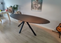 Deze ovale eettafel is gemaakt van massief eiken met een afwerking in de kleur VantaBlack en biedt plaats aan zes tot acht personen.