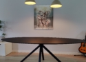 Deze ovale eettafel is gemaakt van massief eiken met een afwerking in de kleur VantaBlack en biedt plaats aan zes tot acht personen.