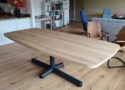 De cirque eettafel is 4 cm dik gelaagd en gemaakt van eikenhout. De tafel biedt plaats aan zes tot acht personen en beschikt over een enkele zwarte middenpoot.