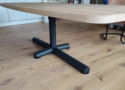 De cirque eettafel is 4 cm dik gelaagd en gemaakt van eikenhout. De tafel biedt plaats aan zes tot acht personen en beschikt over een enkele zwarte middenpoot.