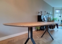 De rechthoekige eiken eettafel 280cm is 3cm dik gelaagd en is gemaakt van massief gestabiliseerd eikenhout met afgeronde hoeken en een spreidpoot met eiken inleg.