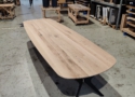 De monello XXL eettafel 360x120cm is 4 cm dik gelaagd en gemaakt van massief eikenhout. De tafel biedt plaats aan acht tot tien personen en beschikt over een zwarte slanke vlinderpoot.