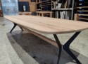 De monello XXL eettafel 360x120cm is 4 cm dik gelaagd en gemaakt van massief eikenhout. De tafel biedt plaats aan acht tot tien personen en beschikt over een zwarte slanke vlinderpoot.