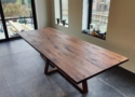 De rechthoekige notenhouten tafel is 320x110cm en heeft een Neyenburgh onderstel in massief noten. De eettafel biedt plaats aan zes tot acht personen