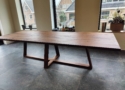 De rechthoekige notenhouten tafel is 320x110cm en heeft een Neyenburgh onderstel in massief noten. De eettafel biedt plaats aan zes tot acht personen