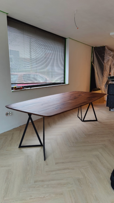 Noten eettafel met vleugelpoot