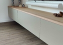 Dit zwevend tv-meubel is gemaakt van melamine met een eiken toppaneel in de kleur Texel en heeft de afmetingen 300x37x40 met kasten in de kleur Dakar Grijs.