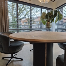 Ronde eettafel met ronde koker poot