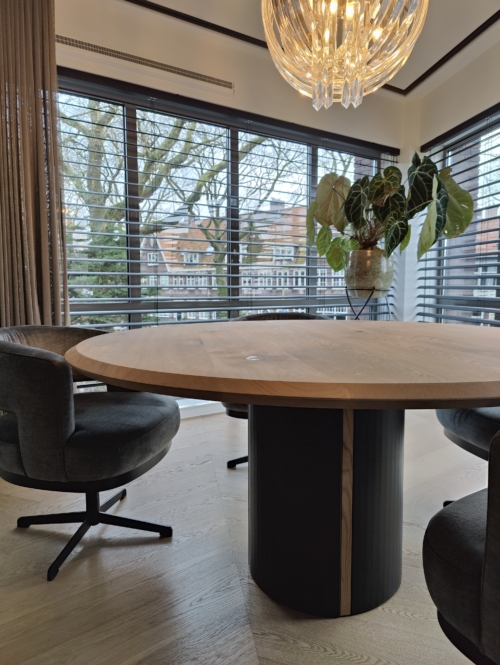 Ronde eettafel met ronde koker poot