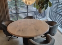 Ronde eettafel met ronde koker poot