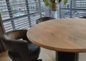 Ronde eettafel met ronde koker poot