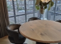 Ronde eettafel met ronde koker poot