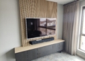 Eiken tv-meubel met wandgemonteerd decorpaneel