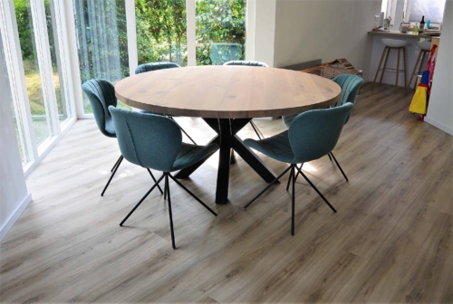 Ronde tafel met stalen onderstel