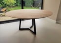 Ronde tafel voor 6 stoelen. De totale diameter van de tafel is 150cm.