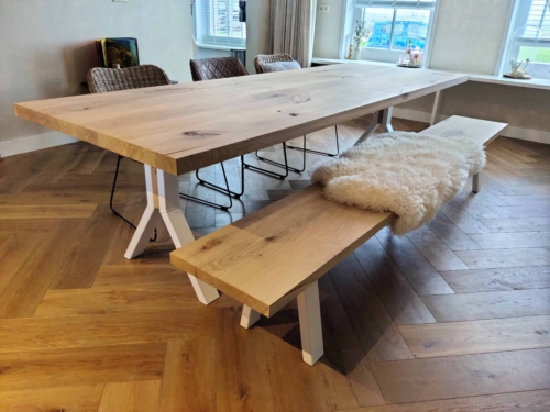 Strakke eettafel met witte tafelpoot