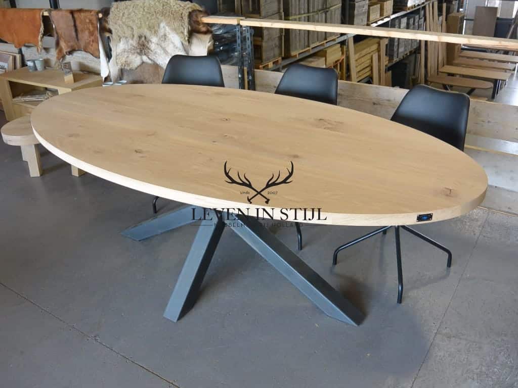 Stoere ovale tafel eikenhout met stalen onderstel op maat gemaakte massieve tafel van eikenhout