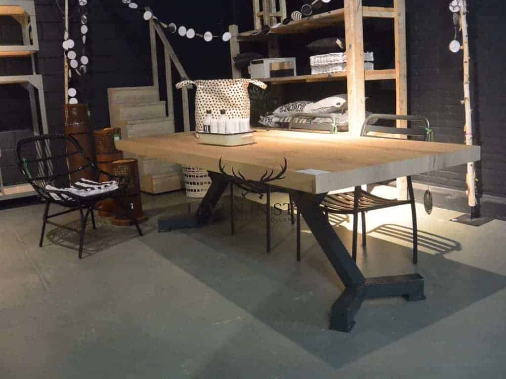 Stoere Gekko eikenhout tafel massieve industriele tafel en zeer uniek!