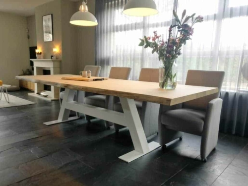 Grote eettafel met veel ruimte